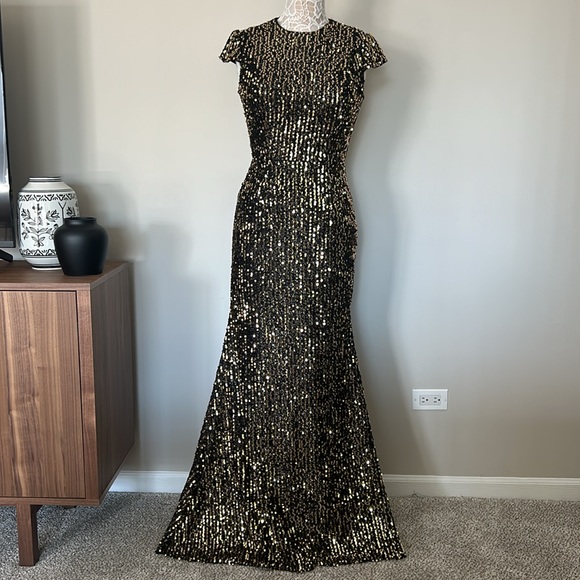 NWOT - MAC DUGGAL Metallic Cap-Sleeve Gown in Black Gold - Picture 1 of 16